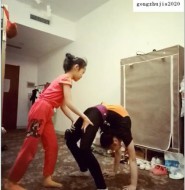 萝莉视频：两个小妹妹在家玩柔术！