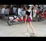街拍视频：舞蹈学校里面的小女孩，还主动跟我摆动作！