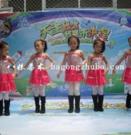 小女孩们表演舞蹈，萌萌的！【4P】