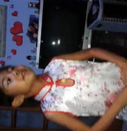 在线视频：小女孩穿旗袍居家拍摄！很真实的感受！顽皮中带点小可爱哦！