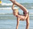 大海边沙滩上的萝莉展示柔术基本功！【7P】
